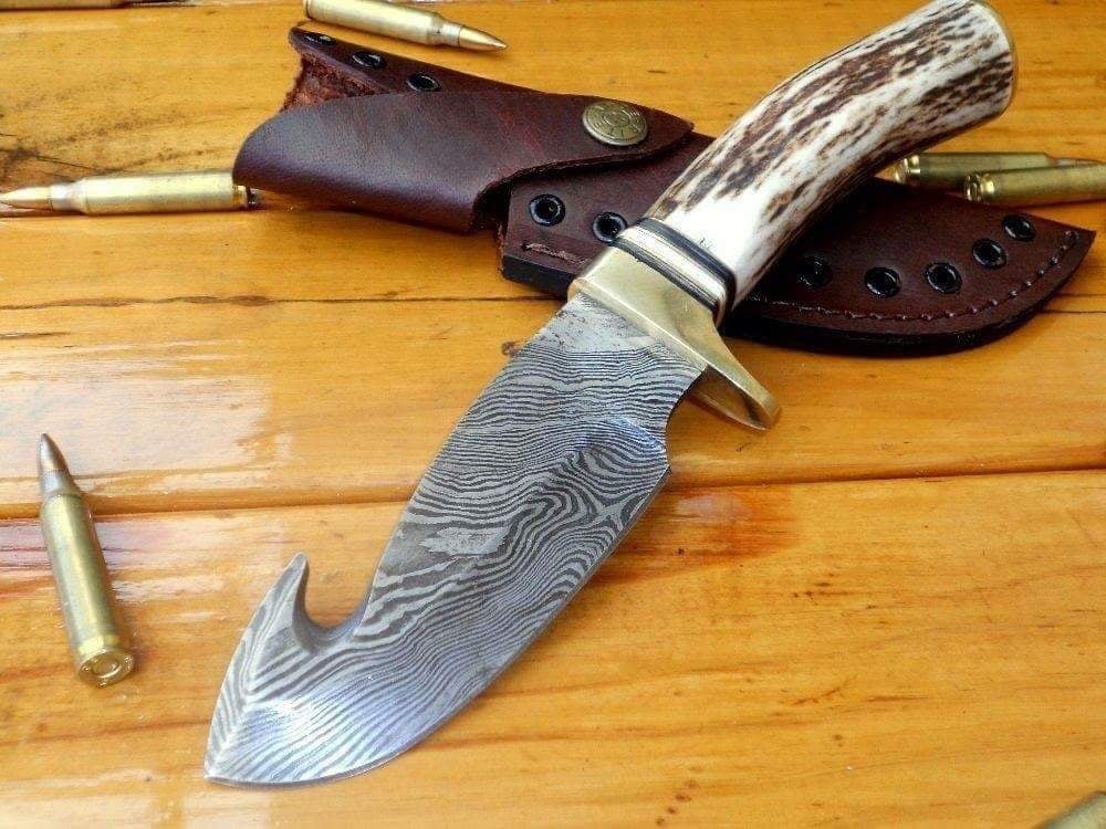 Custom handmade damascus steel skinner knife with leather sheath/Stag horn handle